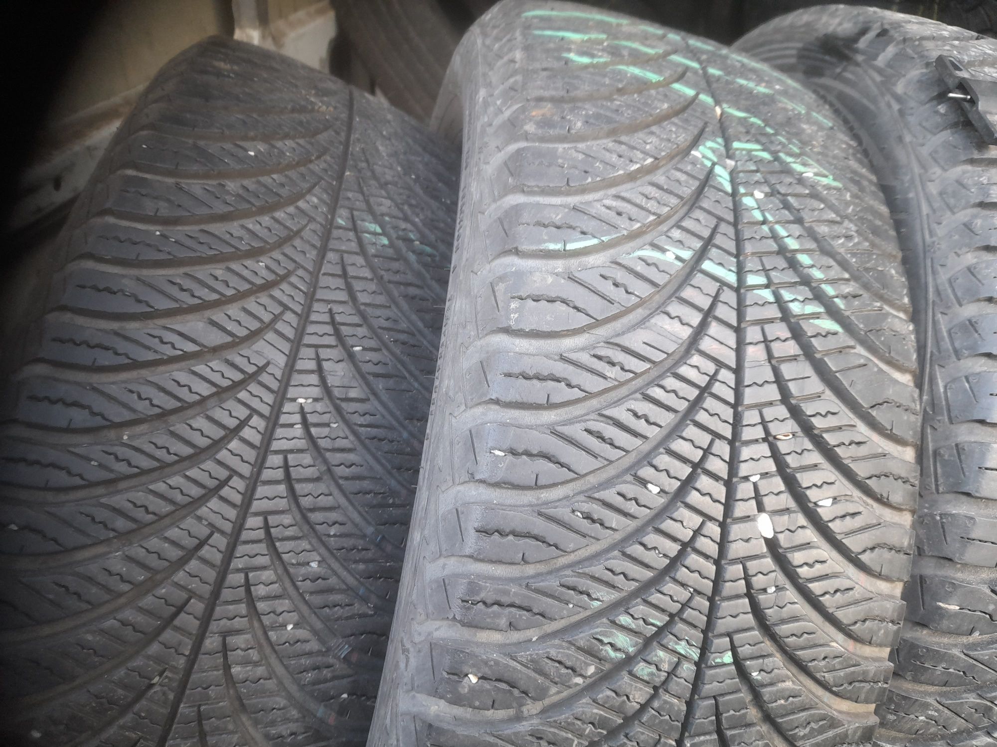 Opony wielosezon 235/55 r17 goodyear vector 4seasons z Niemiec