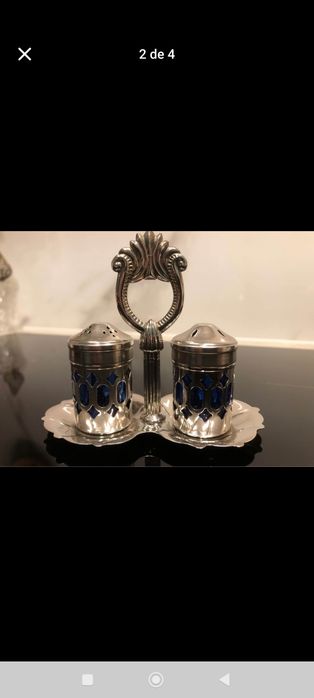 Saleiro e Pimenteiro em vidro azul cobalto c/estrutura casquinha prata