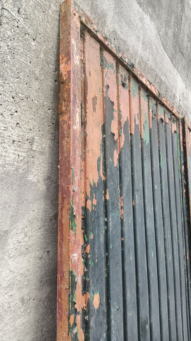 Portão grande em ferro de duas folhas