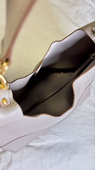 Mala Carolina Herrera - insignia hobo