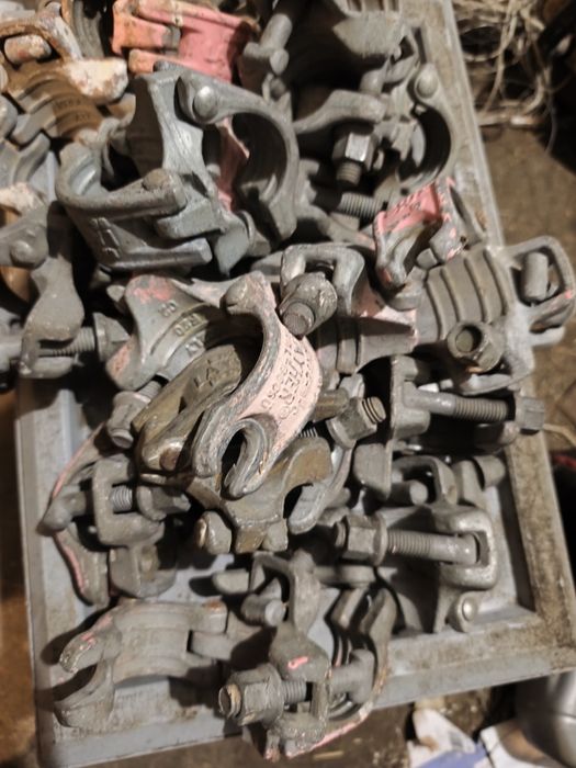 Złącza krzyżowe Lahyer  w większosci  jak nowe do rusztowań rur