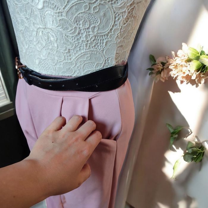 Elegancki kombinezon damski pudrowy róż z koronkową górą
