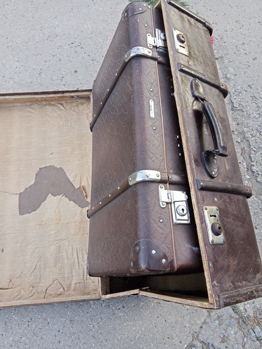 Старовинна валіза в ретро стилі