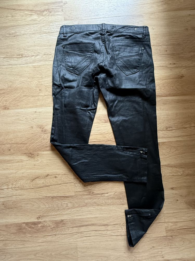 Eleganckie czarne spodnie damskie woskowane z zamkiem Reserved 38