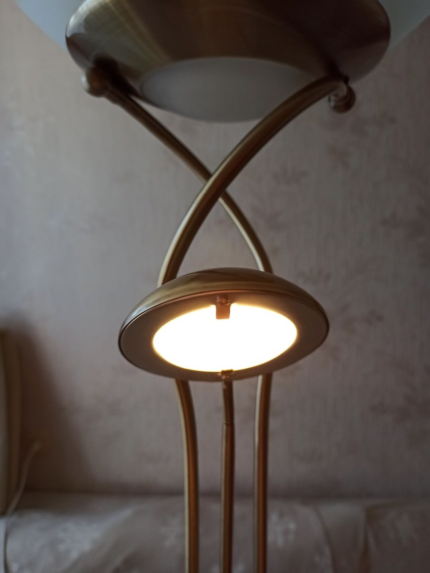 Lampa stojąca dwa rodzaje oświetlenia