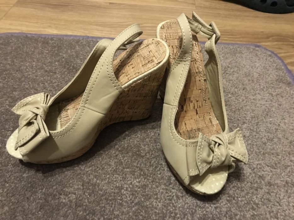 Sandały platformy beżowe