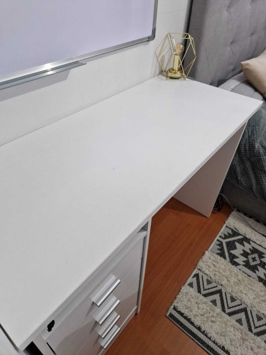 Secretaria  com gavetas