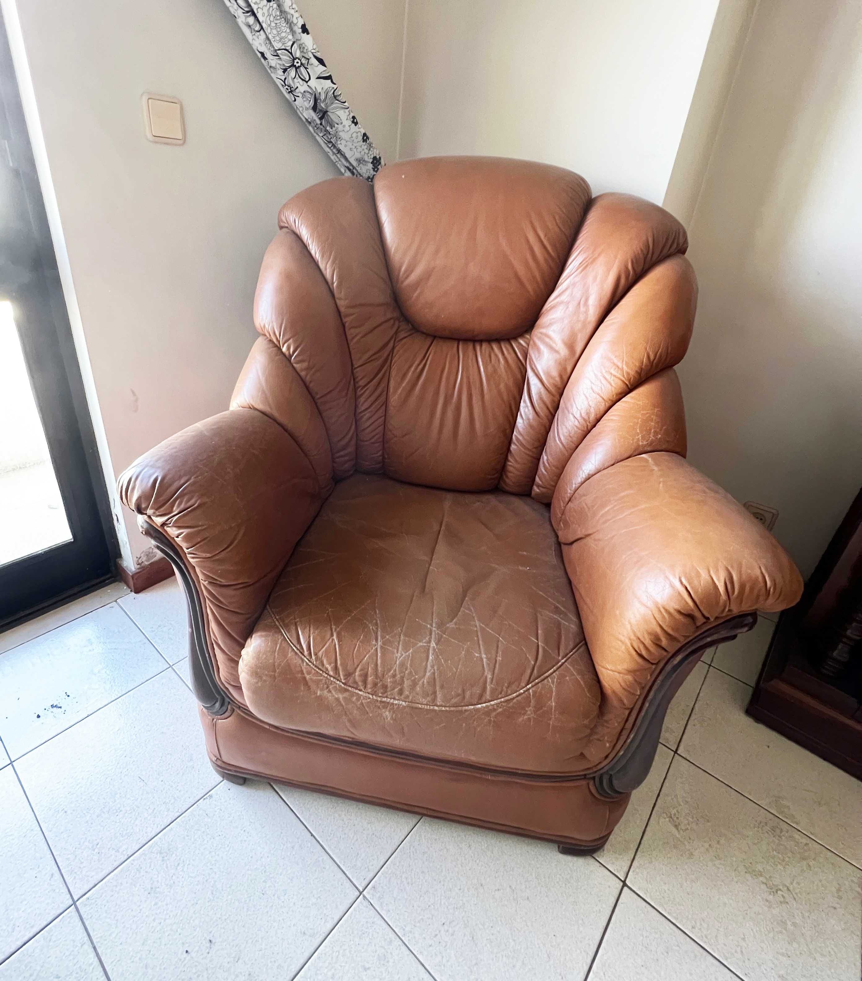Conjunto sofá cama e 2 poltronas, Mobiliário de Qualidade c/ defeito