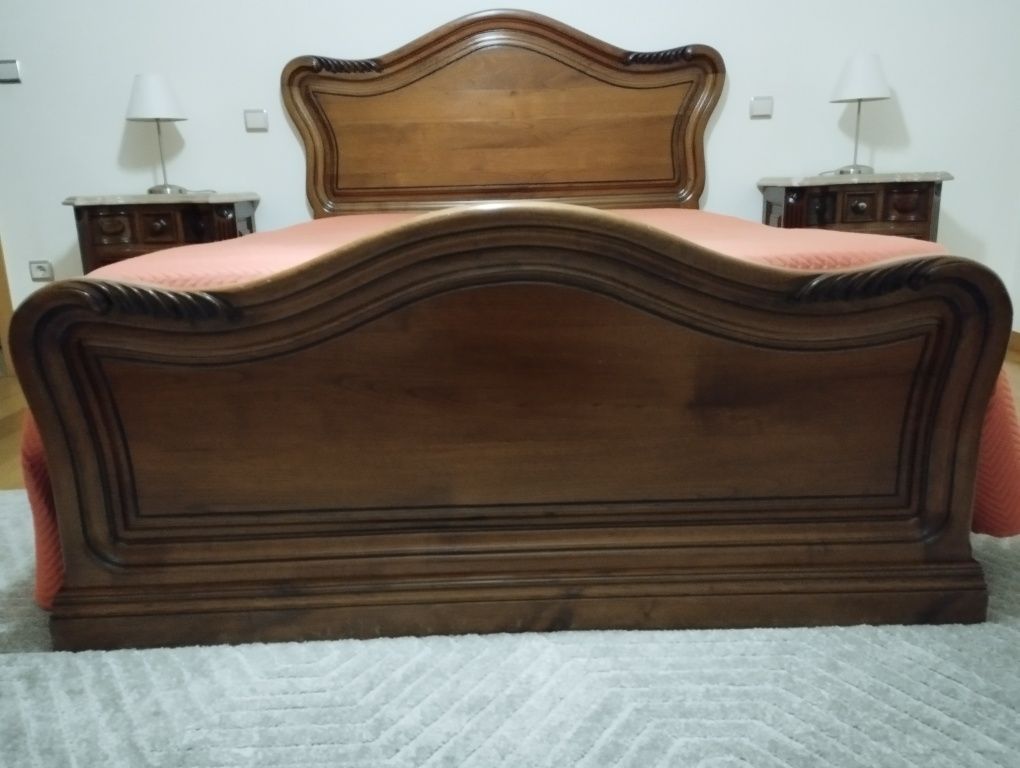 Mobília de quarto de casal em madeira maciça
