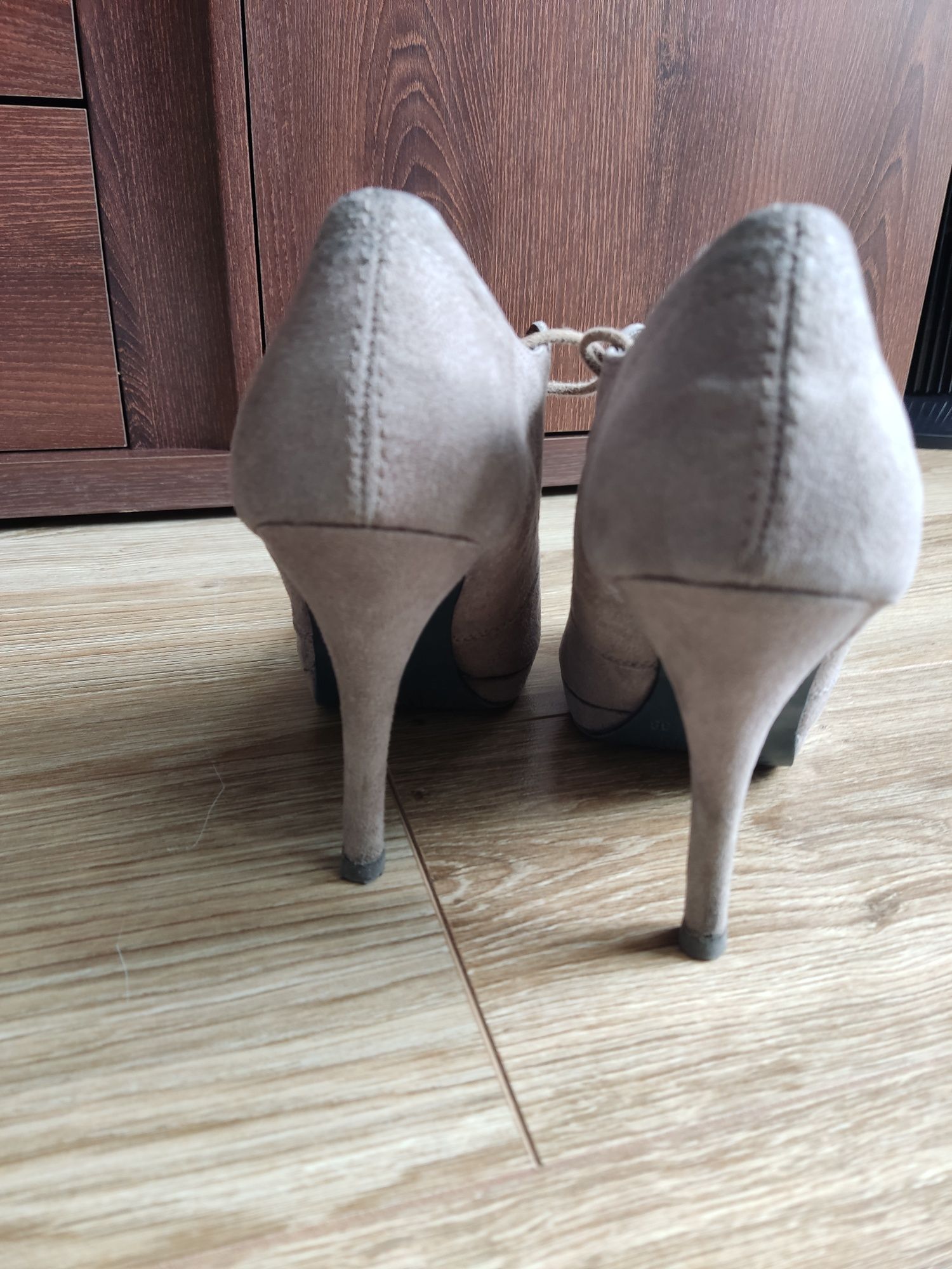 Buty na obcasie szary kremowy zamsz. Graceland CCC. Stan jak nowe .38