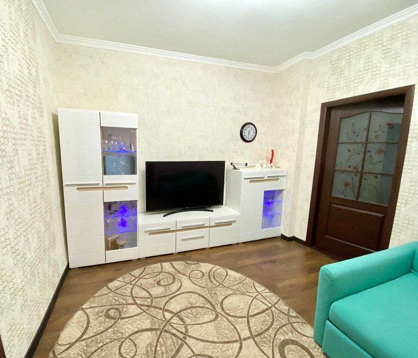 Продам 4-х комнатную квартиру на земле в центре.