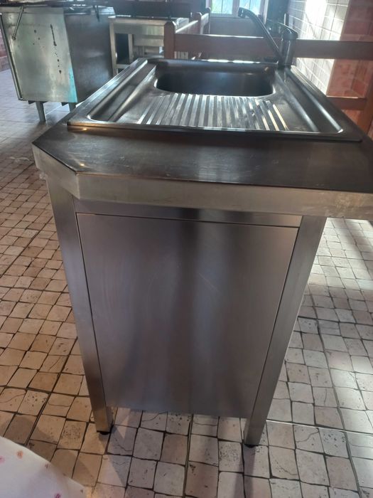 Bancada de inox com lava-louça