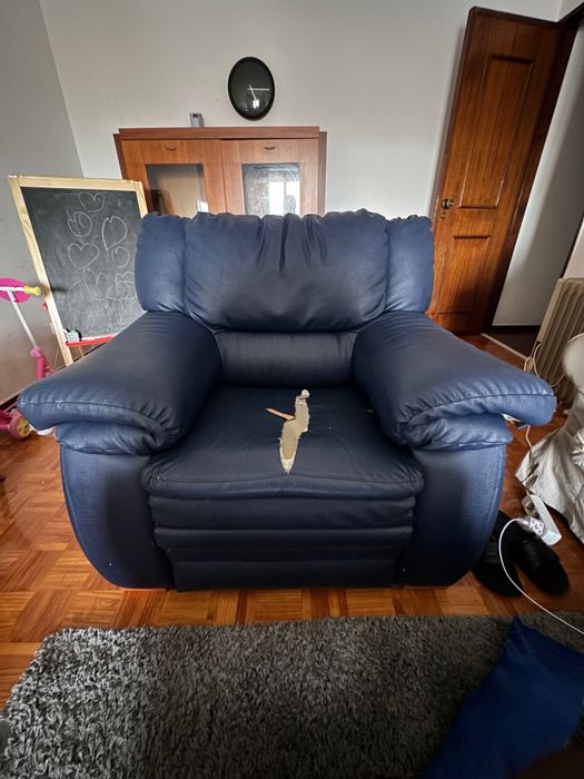 Poltrona azul com marcas de uso