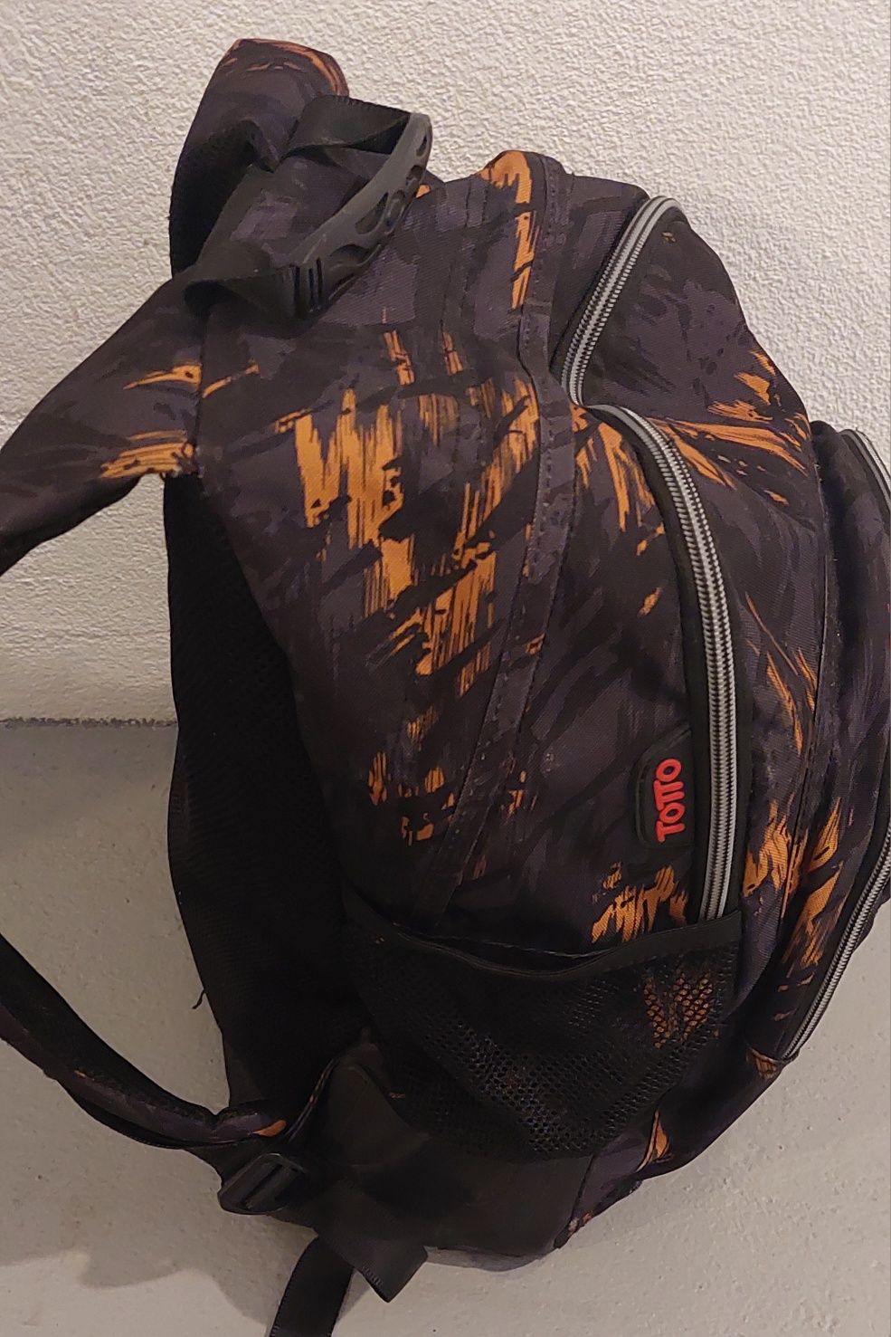 Mochila totto  preta e laranja