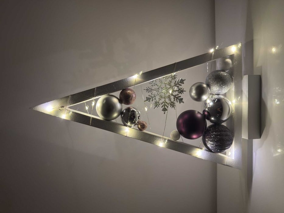 Drewniana choinka z bombkami i światełkami LED