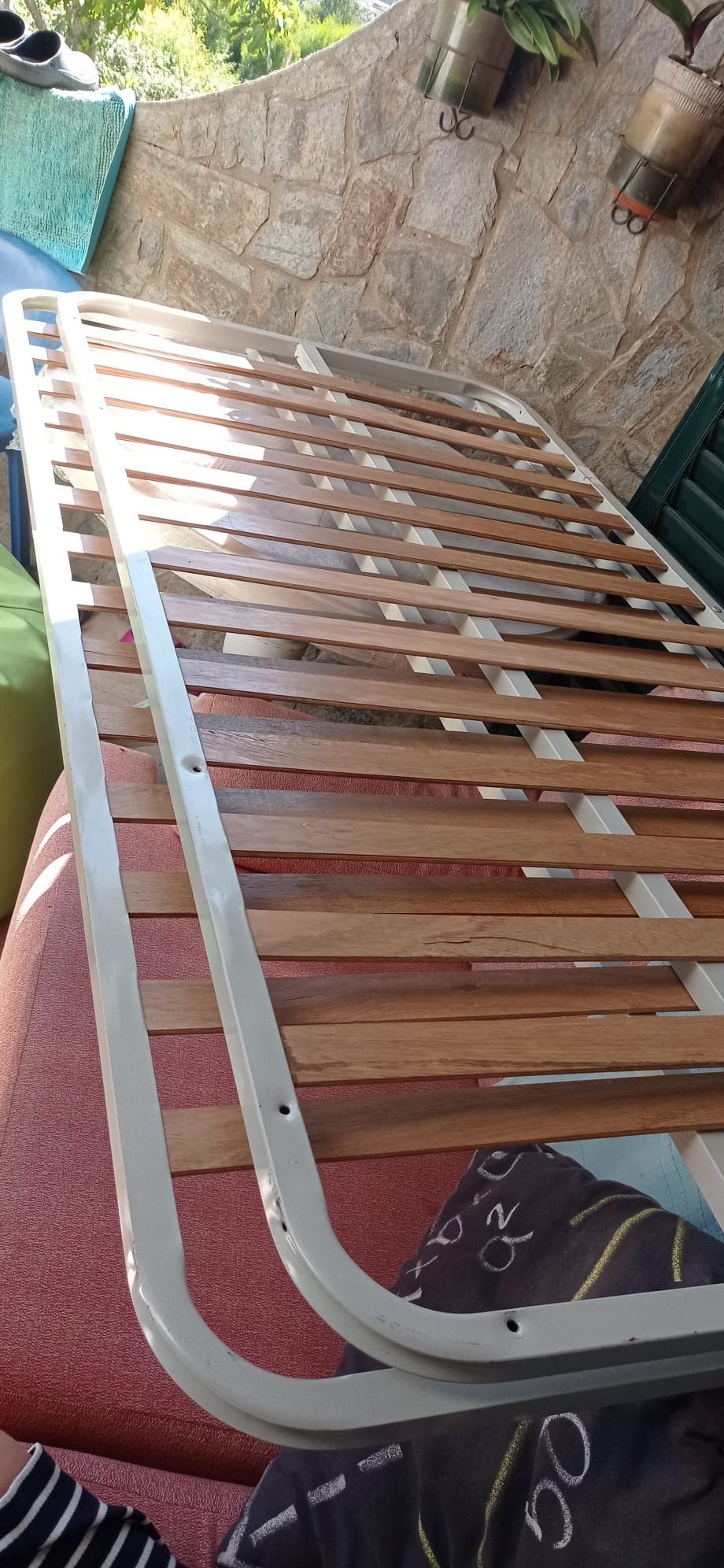 Portas janelas com vidro duplo e estrado para cama de solteiro