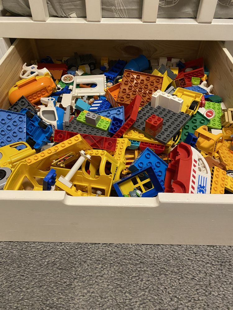 Величезний ящик Lego Dyplo
