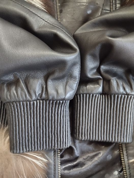 Продам классную кожаную куртку - жилетку.