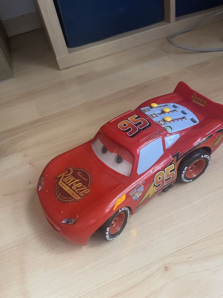 Carro Faisca Mcqueen anda, fala e mexe-se.