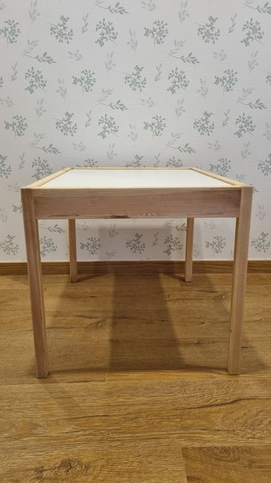 Mesa criança com cadeiras