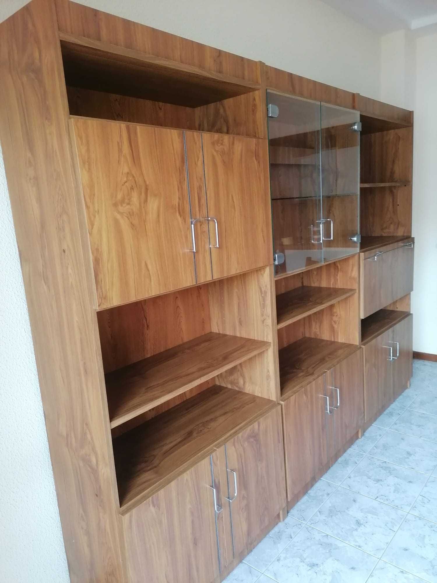 Armário de sala com bastante arrumaçao