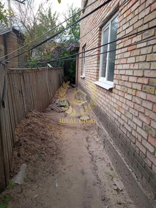 Продам будинок в центрі смт Борова