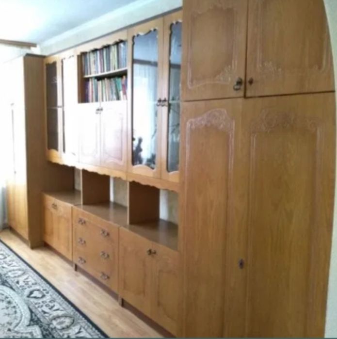 Шкафи, трельяж, стінка у вітальню