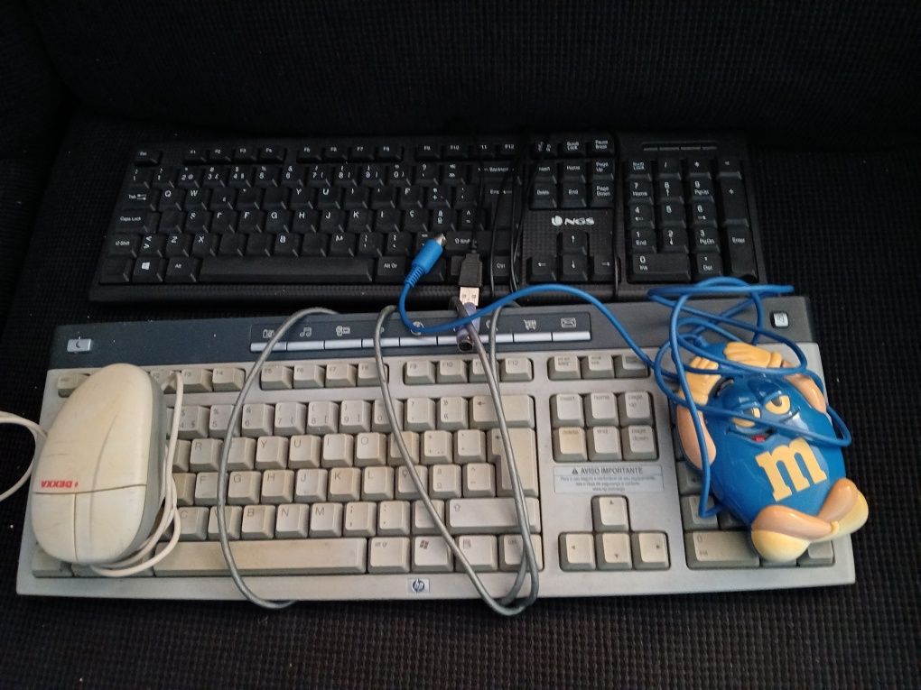 Teclado moderno e antigo com ratos antigos