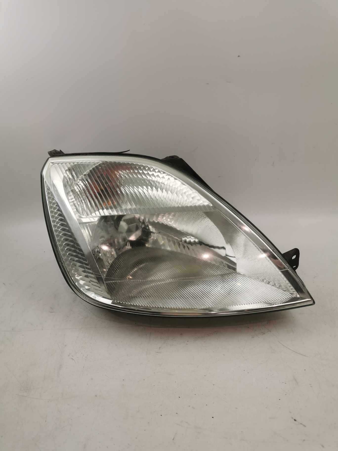 Lampa LEWA  prawa przód Fiesta MK VI 6 przednia 02-05r