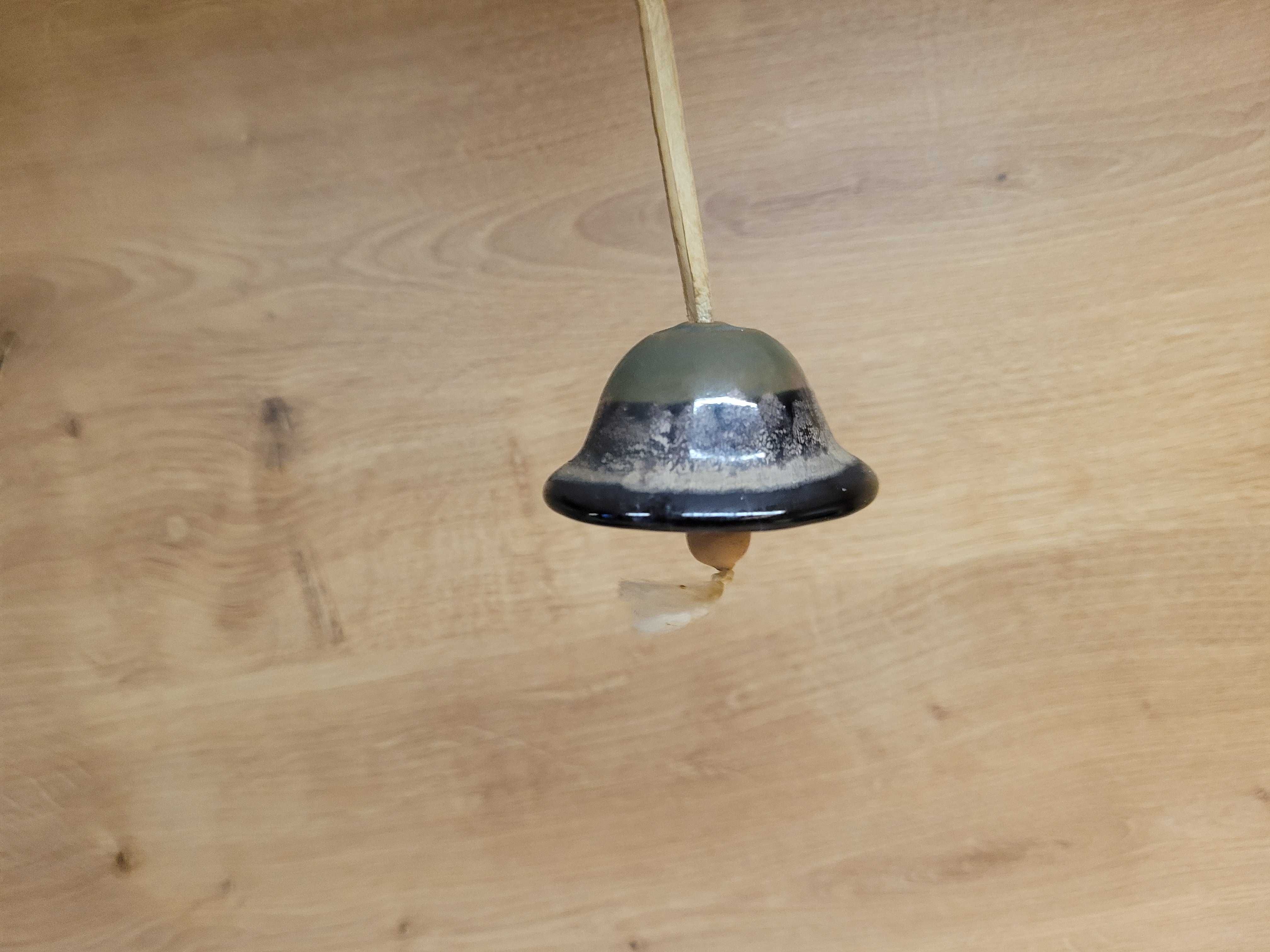 Dzwonek ceramiczny na rzemieniu z kolekcji