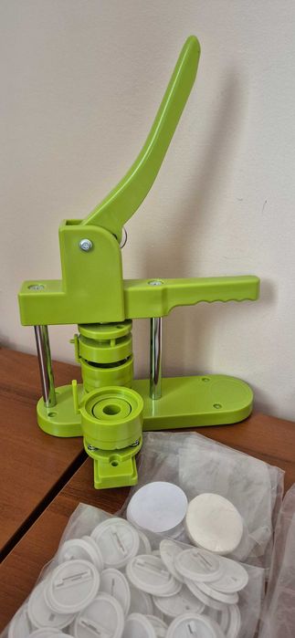 Станок для виготовлення значків