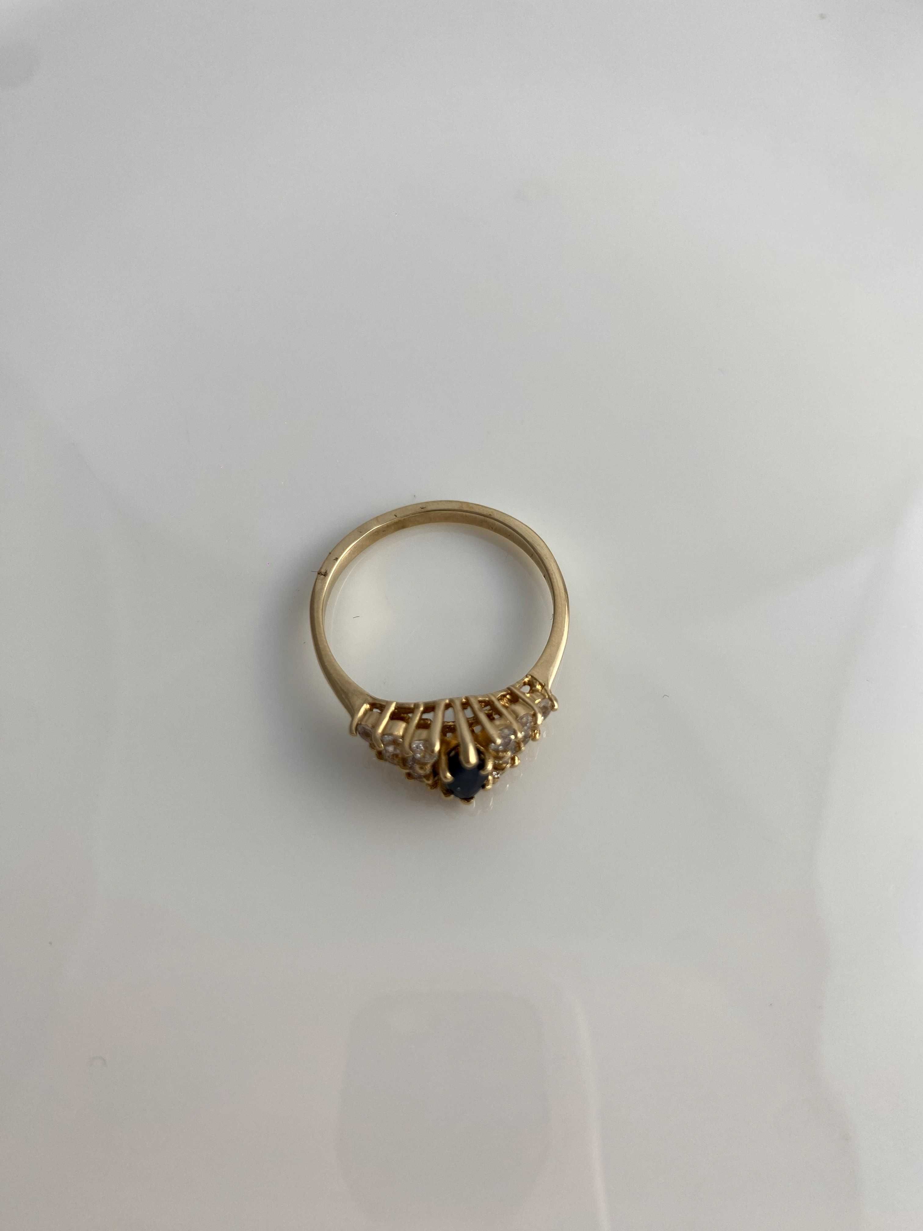 Złoty pierścionek z szafirem i cyrkoniami Au585