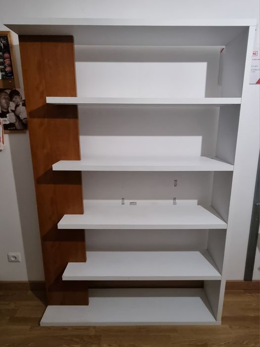 Estante com prateleiras