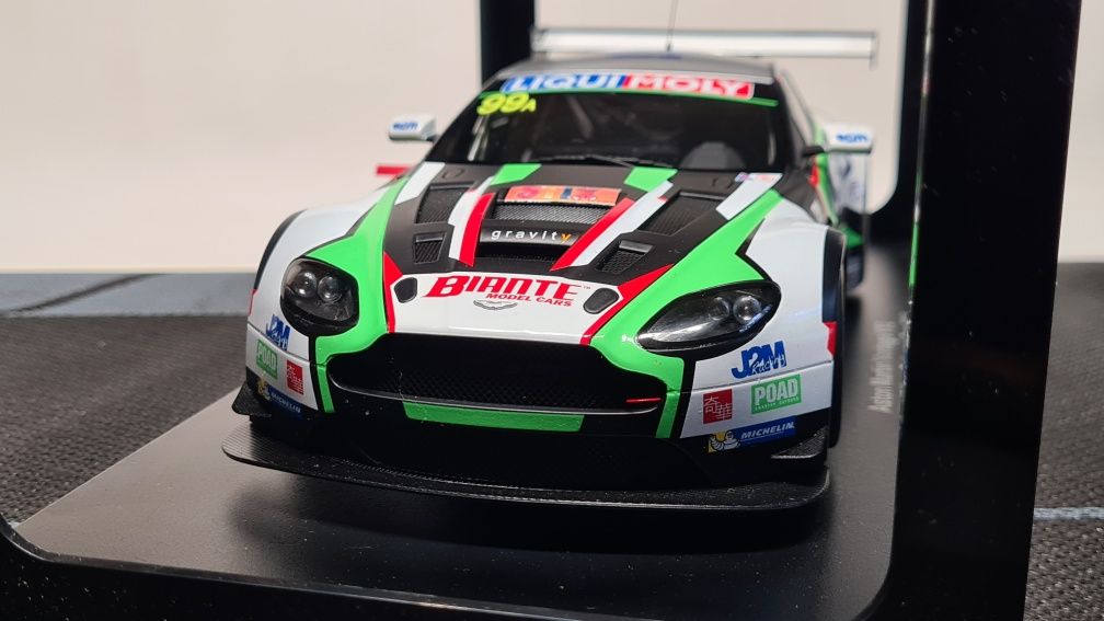 Aston Martin Vantage V12 Autoart 1 18