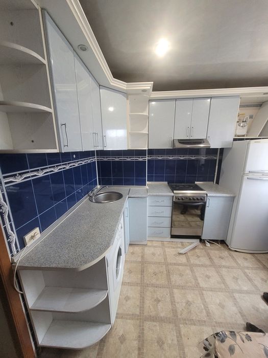 Угловая кухня с мойкой краном вытяжкой кухонный гарнитур шкаф на кухню