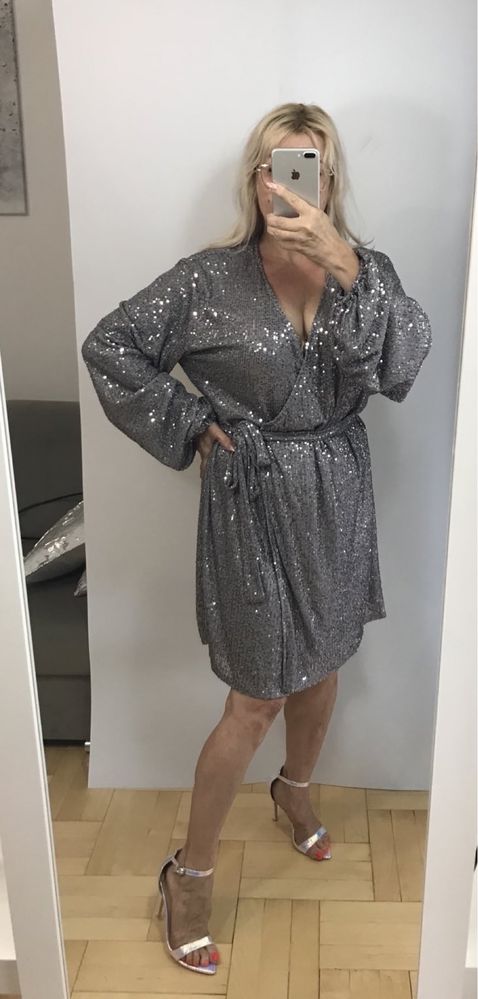 Srebrna cekinowa sukienka kopertowa mini z bufiastymi rękawami 44 2XL