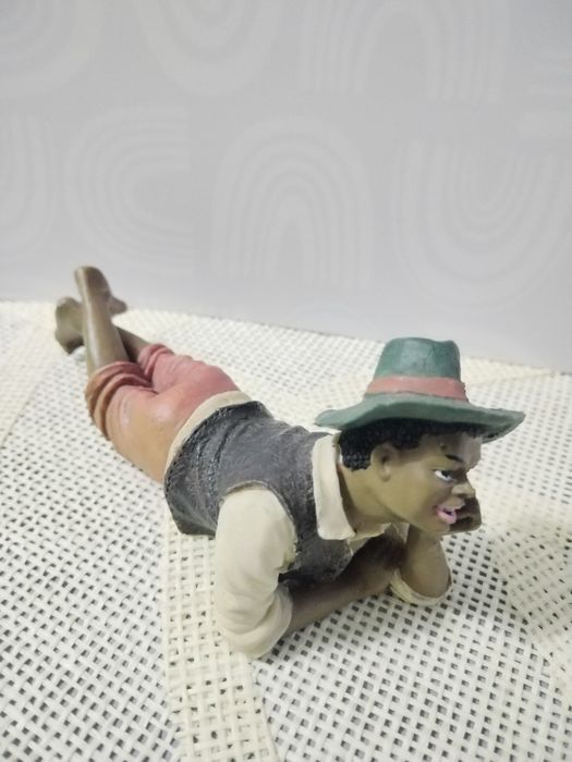 2 estatuetas em liga de gesso