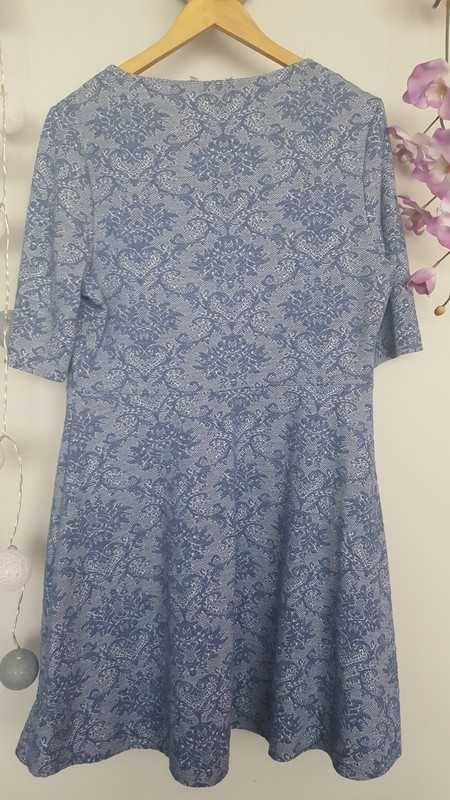 Niebieska rozkloszowana sukienka vintage we wzorki