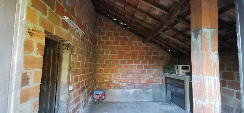GARAGEM - com arrumos e logradouro