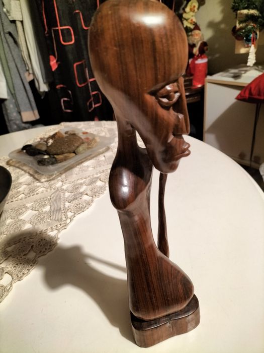 Estátua em madeira, assinada