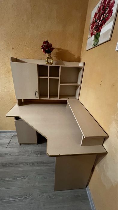 Угловой компьютерный стол