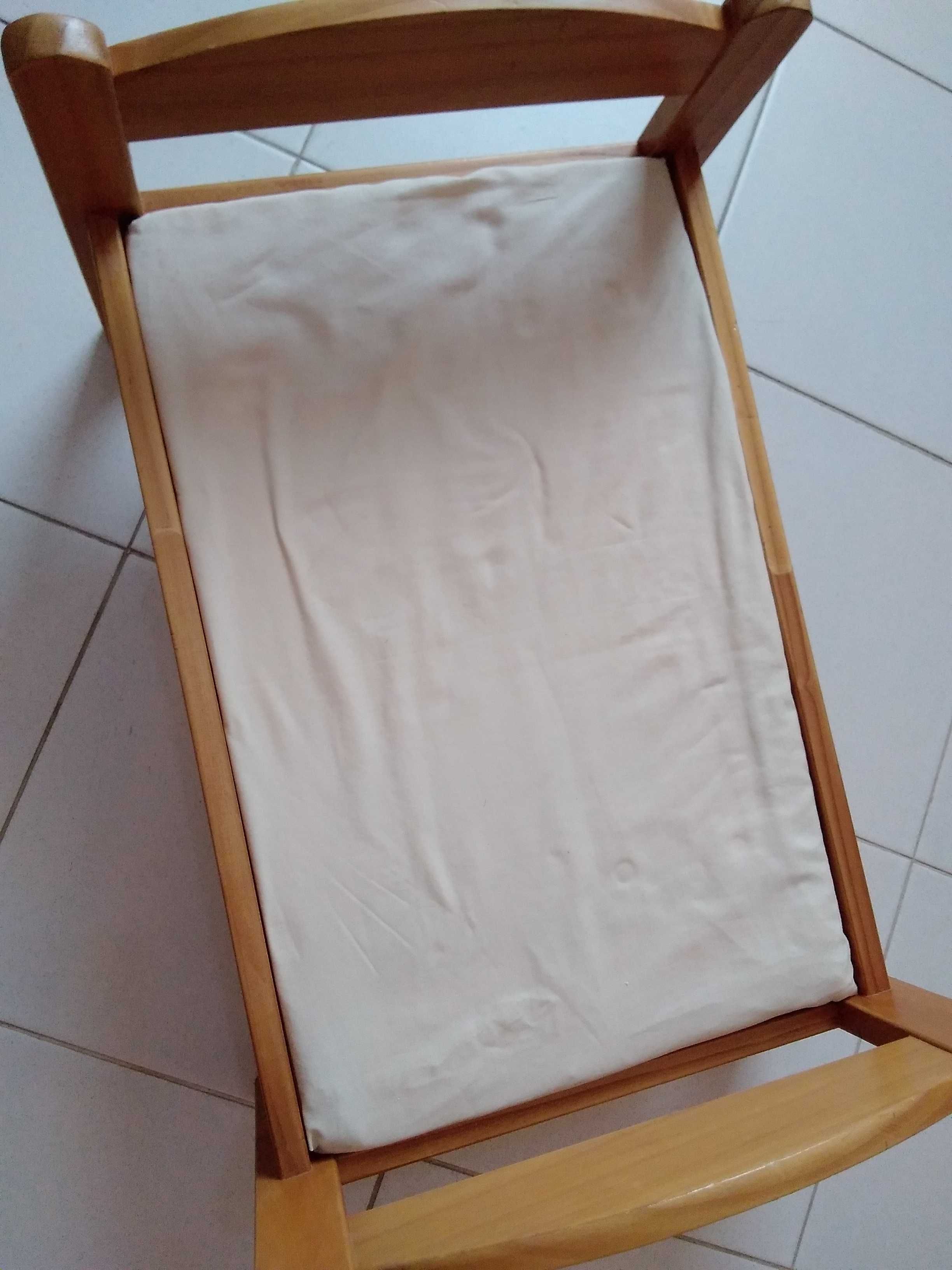 Cama madeira com bebé (almofada, colchão e lençóis)