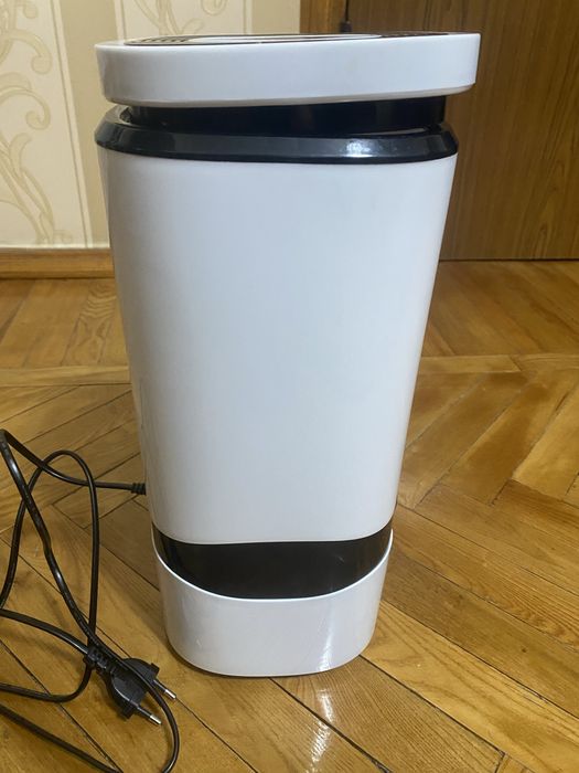 Очищувач та зволожувач повітря у кімнаті