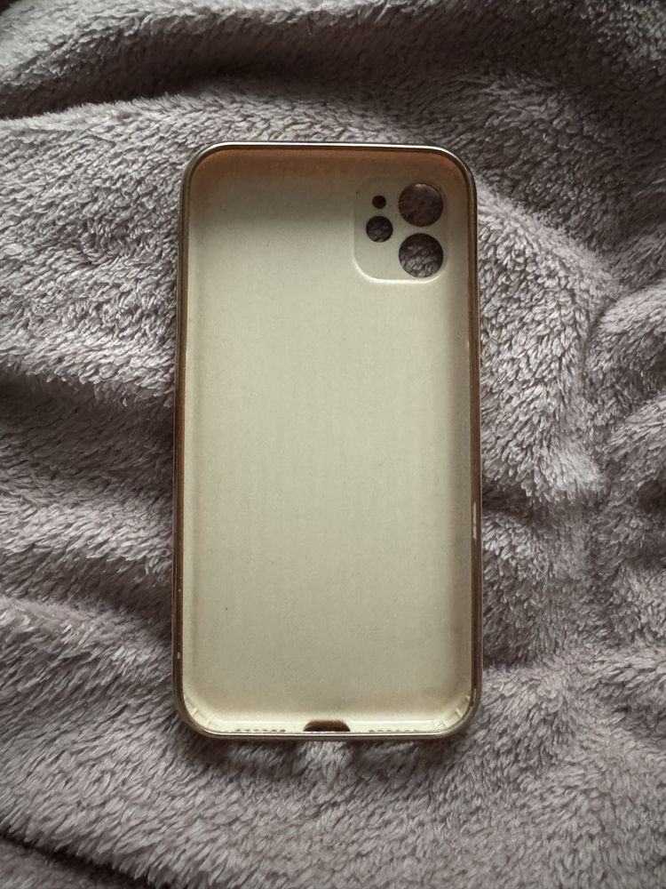 Beżowe etui iphone 11