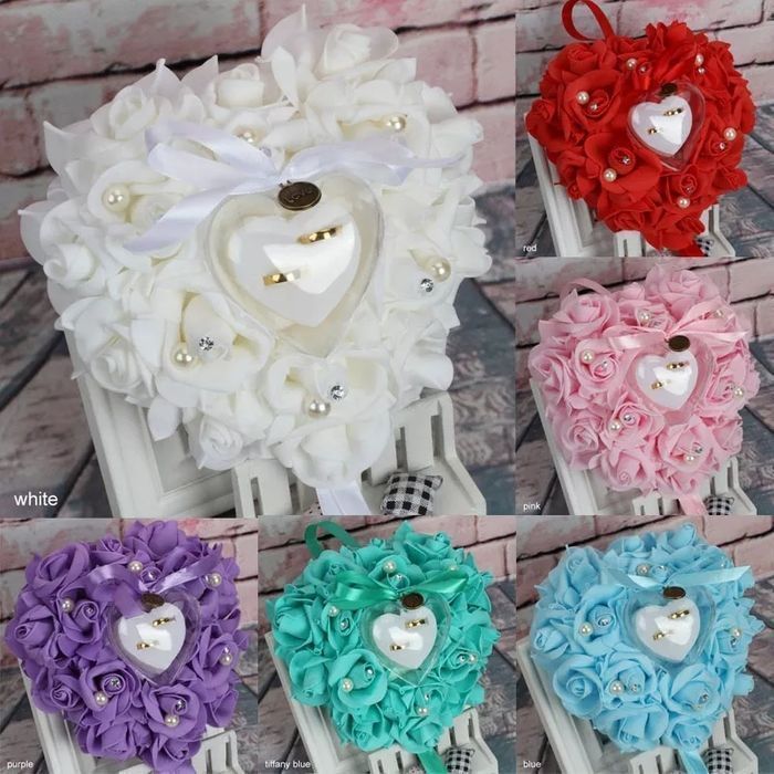 Porta alianças de casamento em forma de coração. 
Decoração