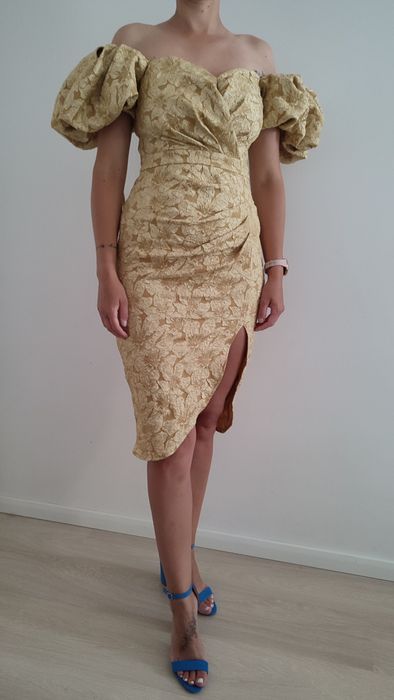 Piękna żakardowa złota sukienka z bufiastymi rękawami rozm M