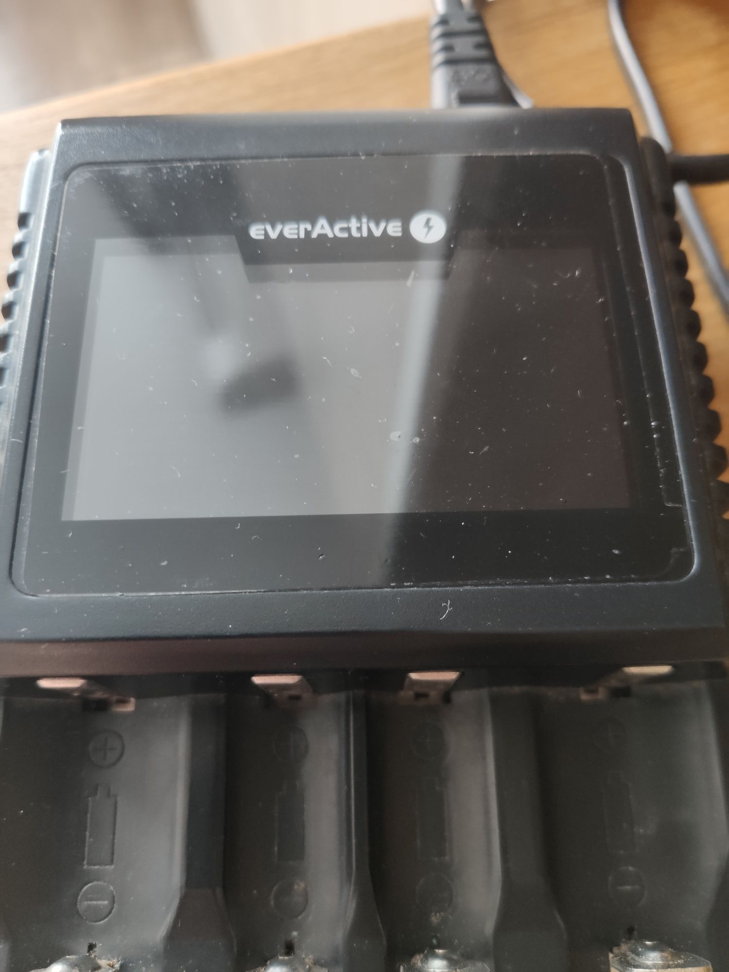 Продам зарядний пристрій ( зарядка для акумуляторів) everActive US-400