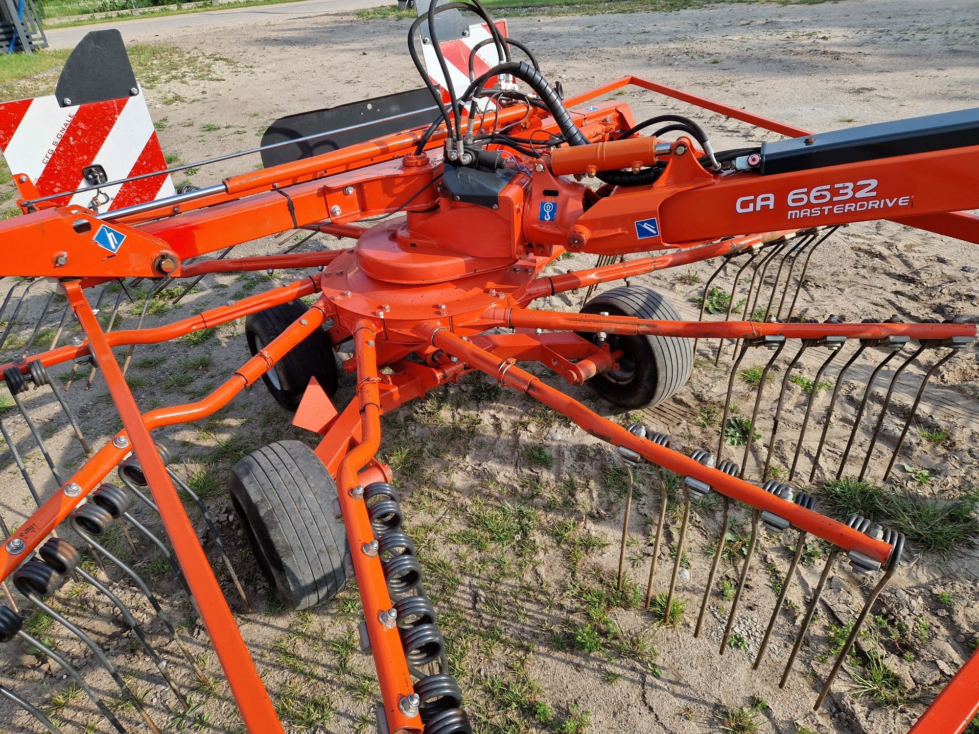 Zgrabiarka dwukaruzelowa KUHN GA 6632 Masterdrive 2012rok boczna Stoll