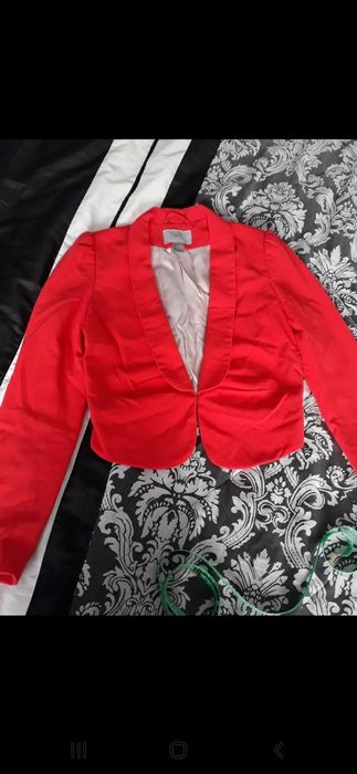 Koralowy żakiet bolerko