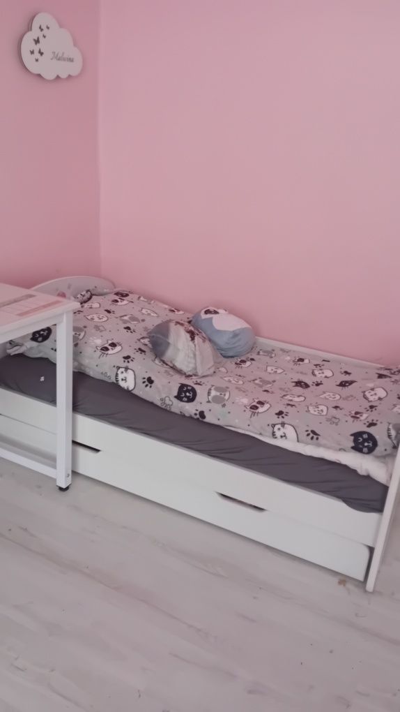 Łozko z materacem